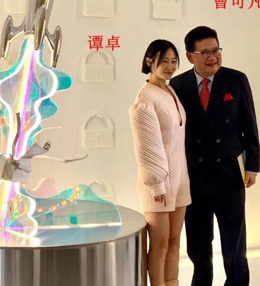 谭卓参加艺术展未修图好真实中年油腻在她脸上展现的特明显