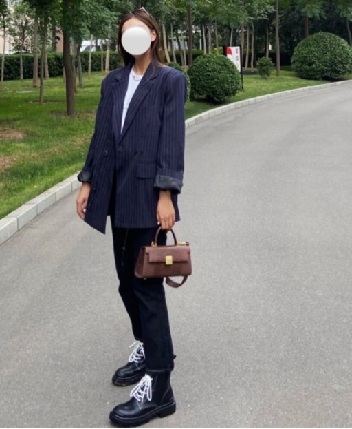 西装 牛仔裤怎么穿出时髦感?鞋子搭配是关键,这3款更合适