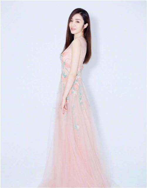 31岁王晓晨有多美?当她的泳装照流出,完美诠释"出水芙蓉"