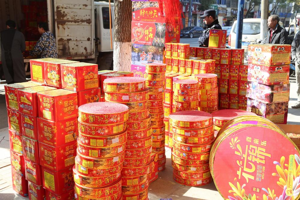 禁燃烟花再成争议!专家:民间对"解禁"烟花爆竹的呼声不大?