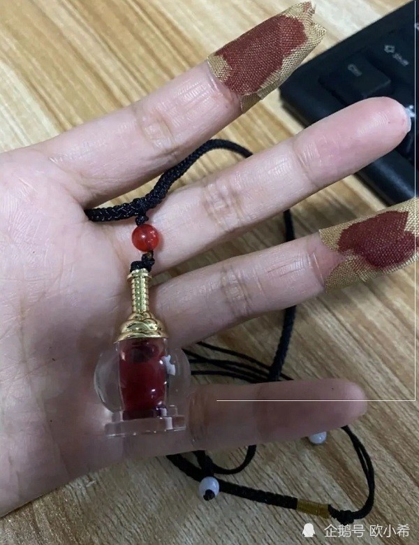 一个真正爱你的人,根本就舍不得让你割破手指滴血做血吊坠