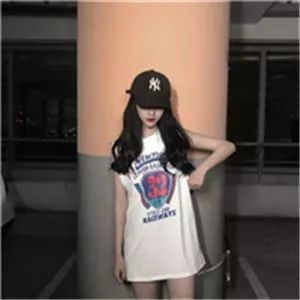 戴鸭舌帽女生头像,全部是戴帽子低头女生头像图片