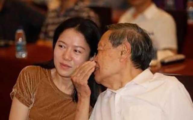杨振宁家有个沙发,正好容得下两个人坐,被称为爱之椅