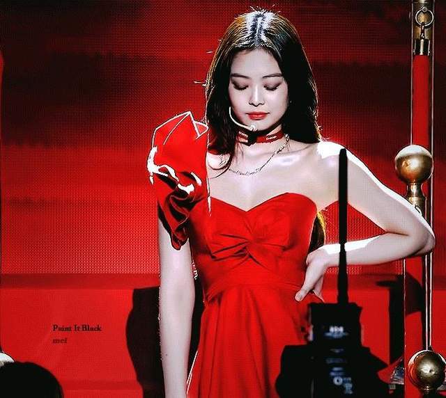 jennie红衣造型重出江湖,看得我都想来件新年红色裙装_腾讯网