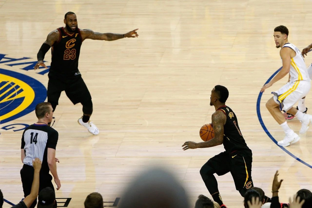 nba签名球衣在哪里买（杭州哪里的nba实体店大啊）