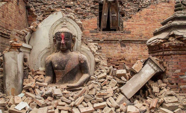 为何汶川大地震后房屋一片废墟寺庙佛像却毫发无损依然屹立