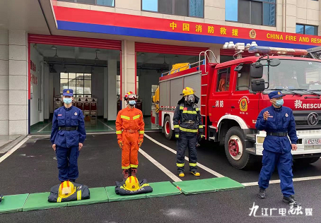 多彩假期九江广电小记者体验职业消防员的工作和生活