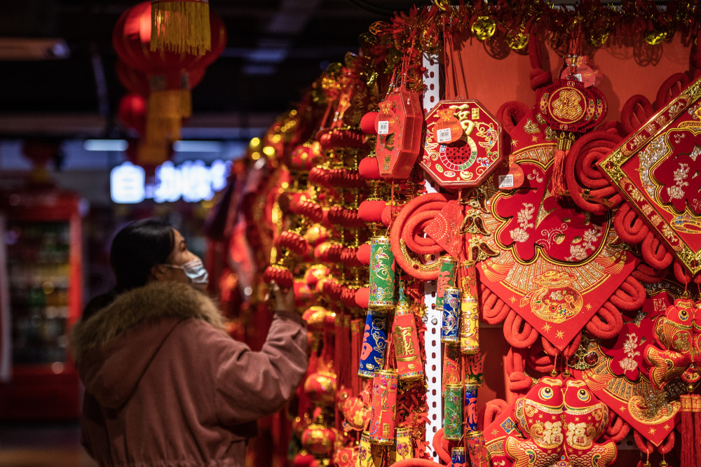 春节临近,贵阳市民开始采购春联,灯笼等传统年货商品,迎接新春佳节的