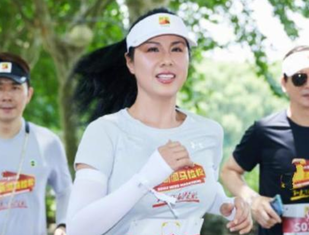 郑爽:曾被亲妈当工具,又弃养自己的孩子,一家三代皆受