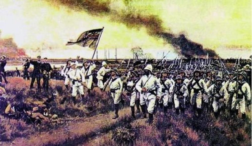 1900年,八国联军打北京,清朝百姓帮助扶梯子,真是悲哀