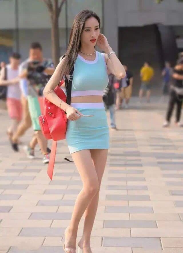 一袭色彩饱满的连衣裙,优雅不失清新,你会选择吗