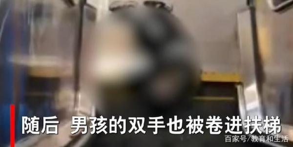 由于小男孩的衣领紧紧地勒住了脖子,最终造成不幸窒息身亡.