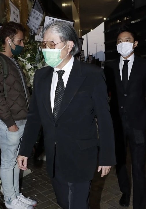 "豪门第一帅"霍启山,和父亲现身葬礼,一身黑西装像在拍电影
