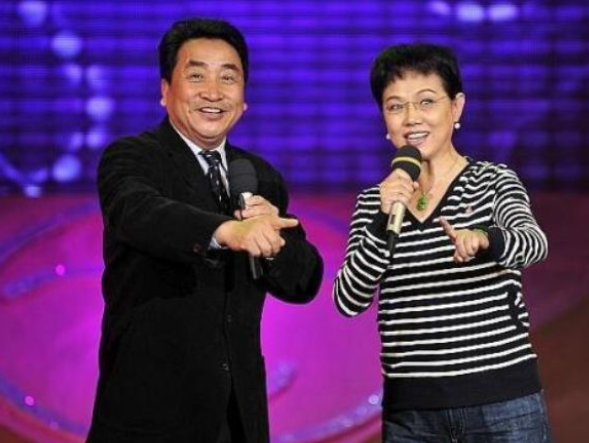 68岁姜昆与妻子近照:与妻子列车结缘恩爱至今,女儿才貌双全