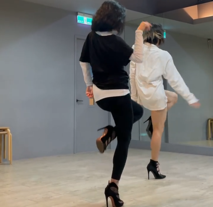 小s穿高跟鞋热舞,妖娆舞伴引争议,网友:舞姿很美太辣眼