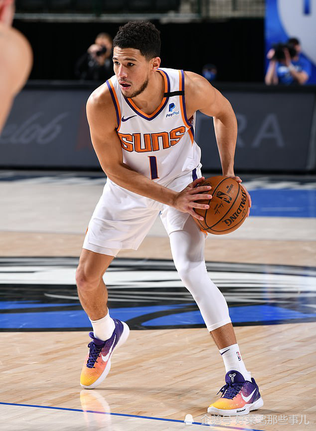肯豆穿太阳队纪念衫为爱车加油 大长腿小蛮腰身材一级棒