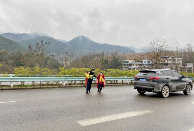 母子高速公路逆行路政小哥紧急处置