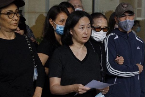 赌王葬礼上露出陈百强半张脸的照片 , 是否又是她故意而为之,今天 就