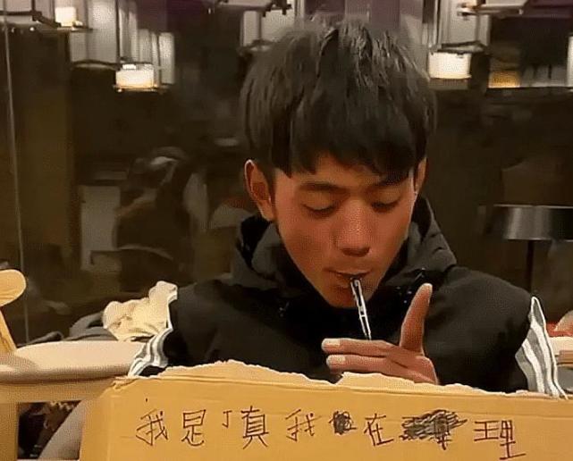 这些坚定支持丁真的粉丝们的说法是一致的,既然抽烟已成事实,他们就统