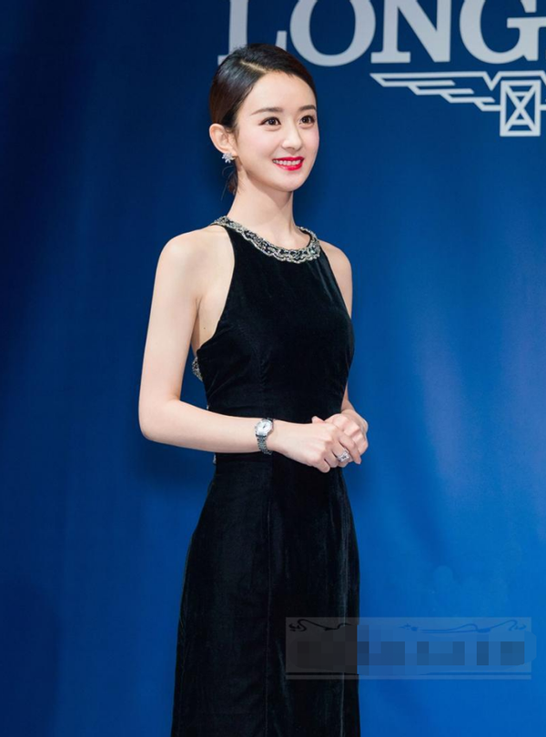 赵丽颖骨感身材却有仙女感,脸上棱角明显,感觉更英气了