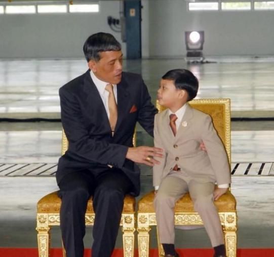 泰国15岁王子长残了,穿紧身衣太虎背熊腰,泰王陪他游泳满脸宠溺