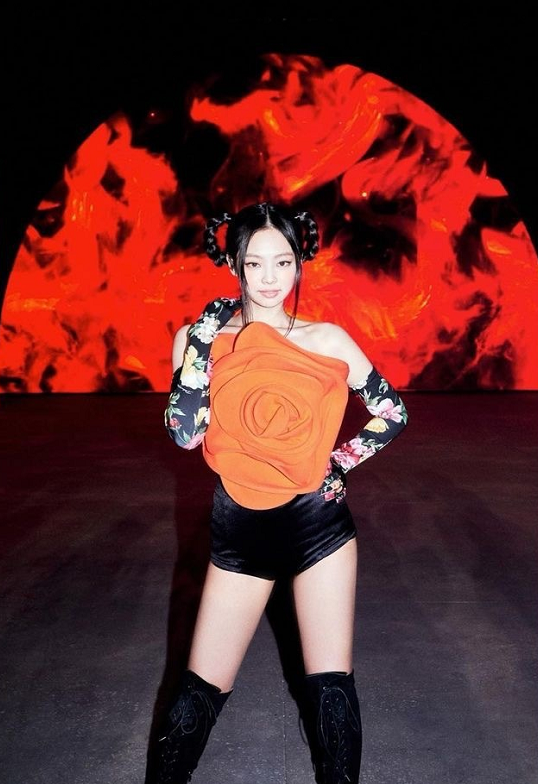 jennie金智妮线上演唱会造型哪套更