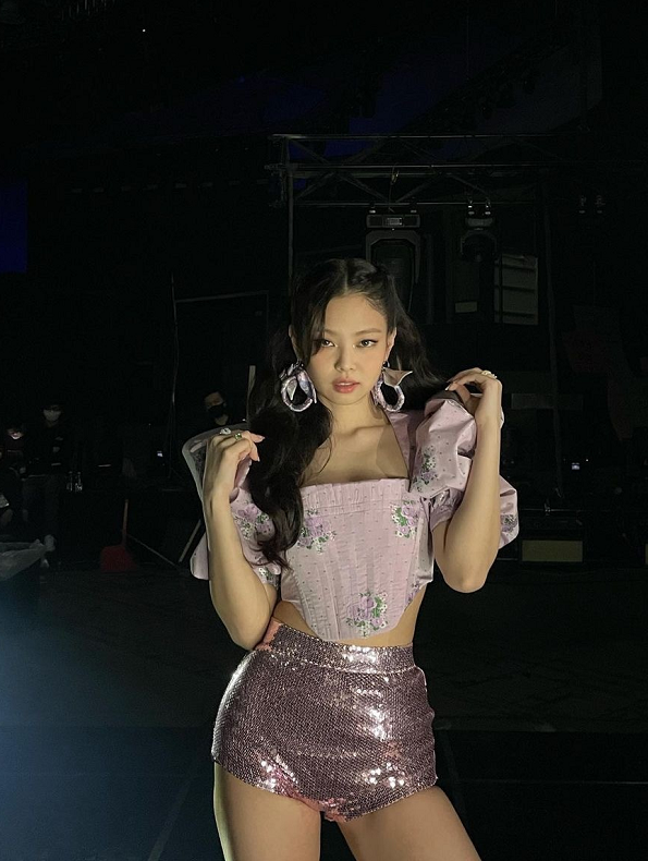 jennie演唱会服装副乳,jennie服装太暴露 jennie金智妮线上演唱会造型哪套更