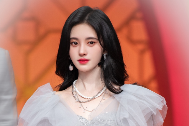 有一种"生图"叫鞠婧祎参加春晚,当关掉美颜后,这颜值真实存在?