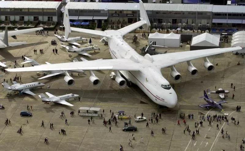 世界最大的飞机有多大?把它放在安225和a380中比就明白了