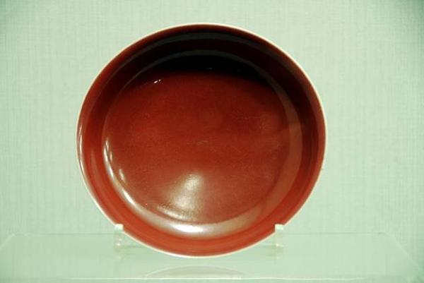 胎薄体轻造型规整,永乐红釉瓷器颜色稳定纯正,将元代的暗红色调为鲜红