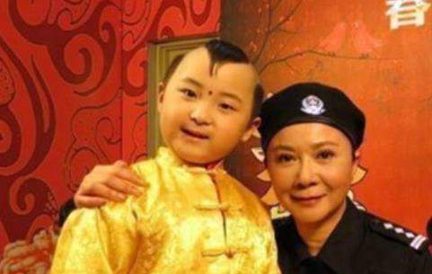 邓鸣贺:生前被父母当"摇钱树",仅8岁去世,今妹妹又悲剧重演