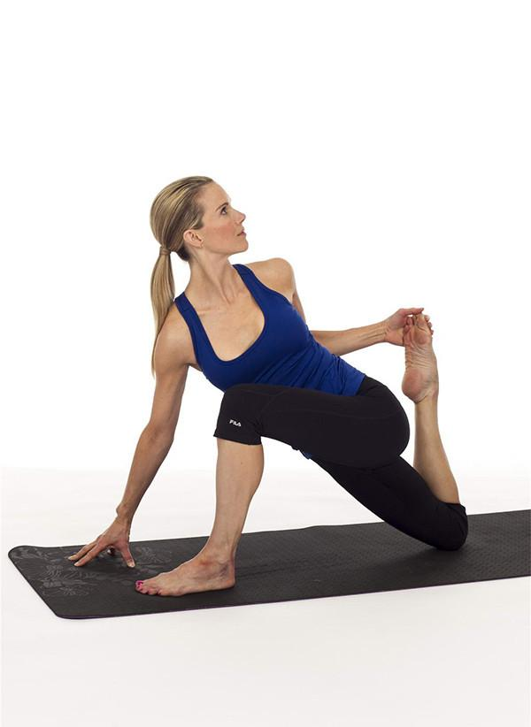 仰卧在床上,吸气,伸展手臂,十指交握,双脚勾起,脚跟下蹬,挺胸收腹