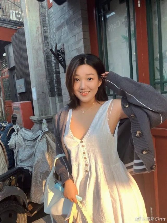 主持人李静17岁女儿发育成熟,晒泳装照珠圆玉润,长相