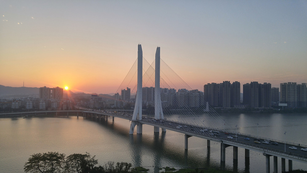 广深经济总量 香港_回归以来香港经济(3)