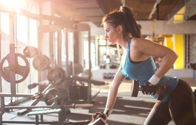 其实健身并不一定去健身房,在家里就能搞定,接下来小编就来为大家介绍