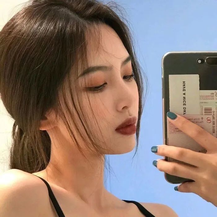 女生自拍对镜自拍头像