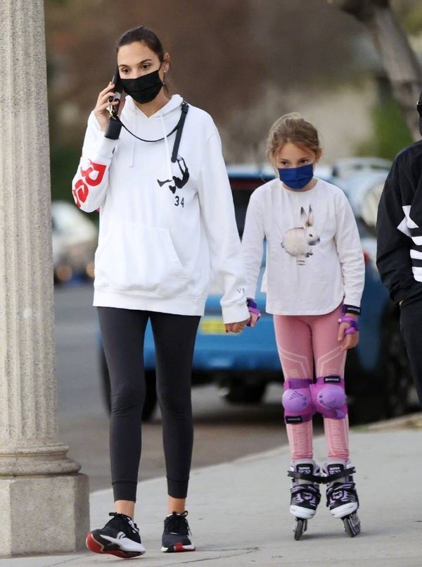 盖尔加朵陪女儿滑冰,接地气坐街边啃苹果,网友:我想给