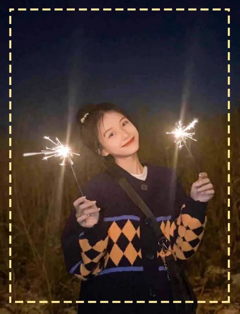 选择上呢, 最好选择 深色的衣服, 像黑色高领毛衣啊, 毛呢大衣都欧克