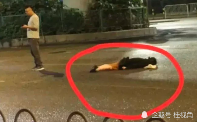 广东广州:一女子凌晨2点醉酒,趴睡在马路中间