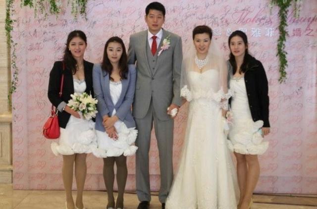 12年两人结婚,婚后周雅菲为莫科生下了一个女儿,17年6月,周雅菲再为莫