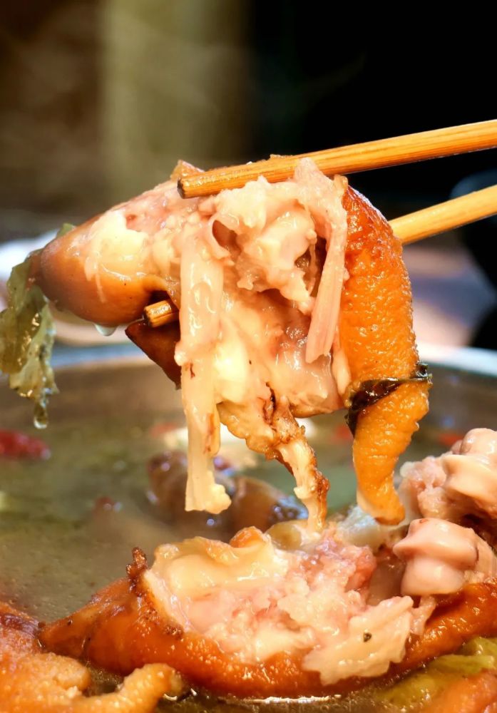 【特色酸菜脆皮蹄花】每锅都是用的大骨汤熬制而成,每份大约有3根大的