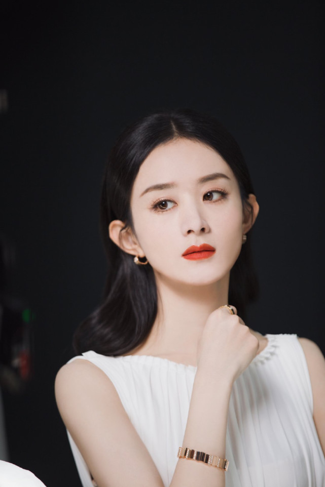 赵丽颖拿下高奢代言,与杨颖同一品牌,杨颖粉丝带头辱骂赵丽颖"土鸡"