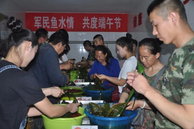 军民鱼水情深,图为驻地部队官兵和地方群众共度端午节 ——"真落实".