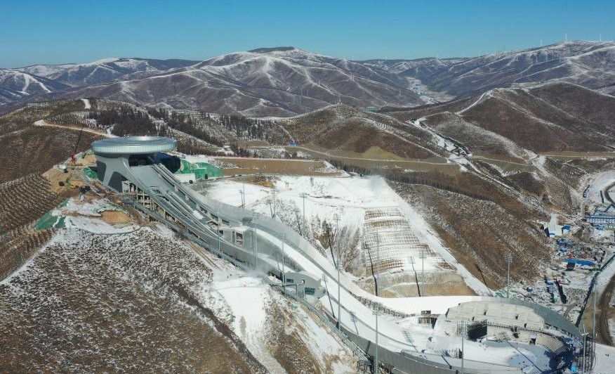 延庆赛区的国家高山滑雪中心依托小海坨山天然山形建设,全长21公里