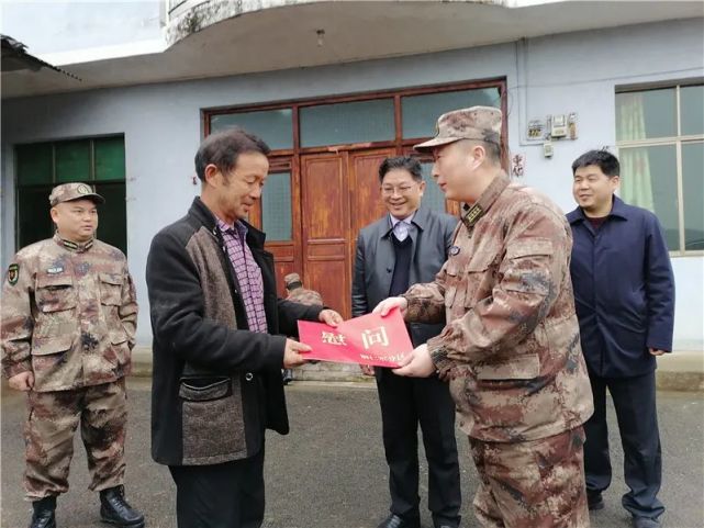 随后,沈明军来到军属姚沅根,姚茂生及脱贫户吴四