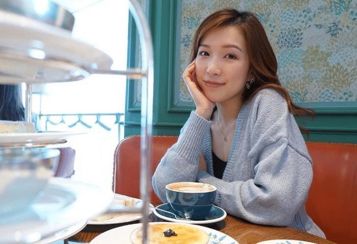 郭嘉文更动态,穿宽松衣服挤眼卖萌心情大好,有人猜测她怀孕了