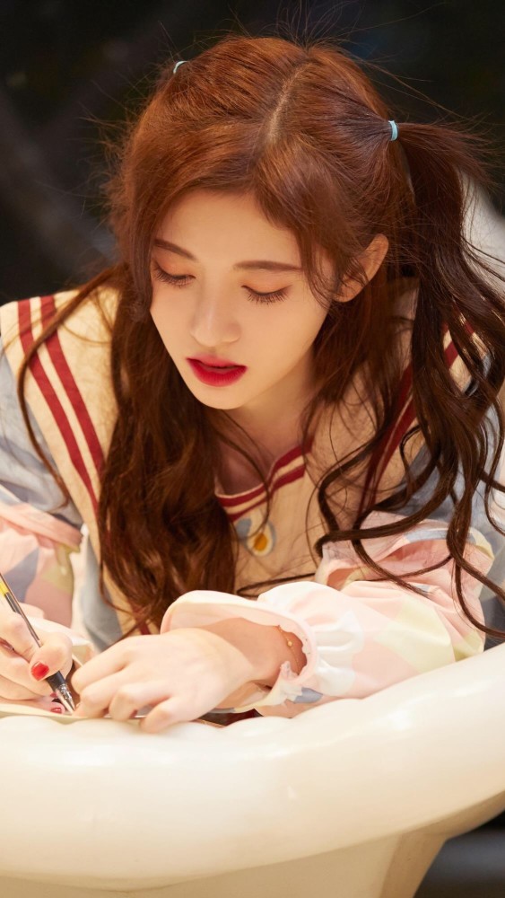 女星美图丨鞠婧祎仗颜值高真敢穿!穿搭简洁太抢镜