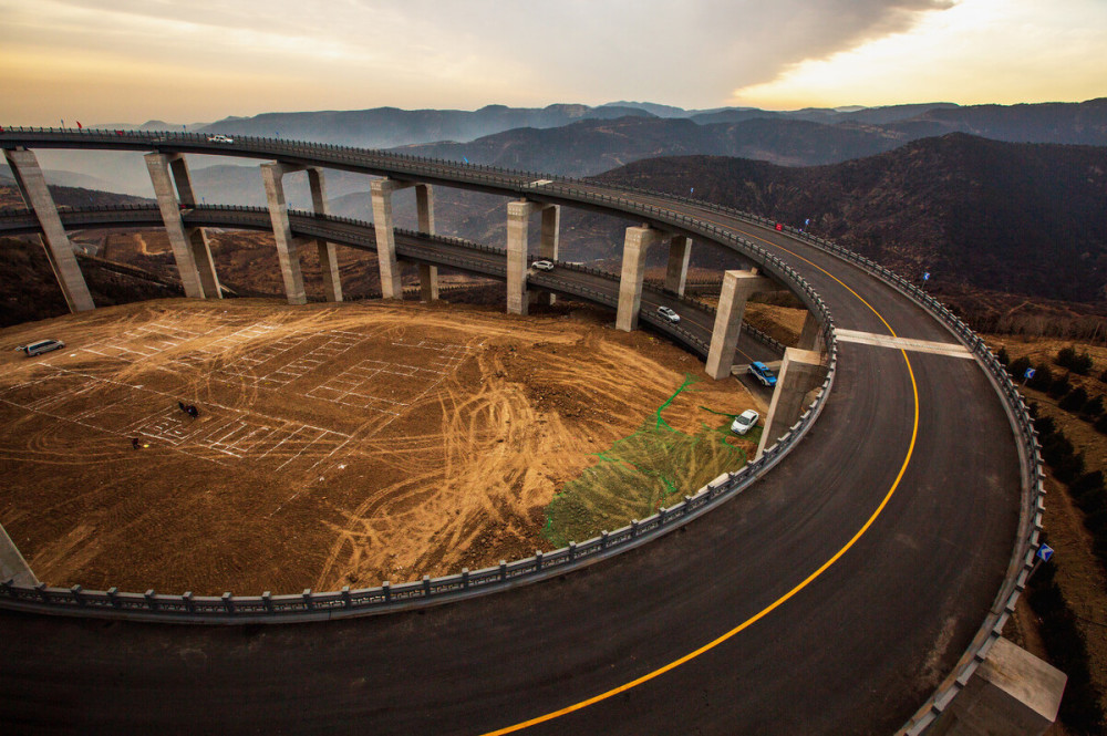 山西有条"过山车"公路,高低落差350米,纵向盘旋三层超刺激_腾讯新闻