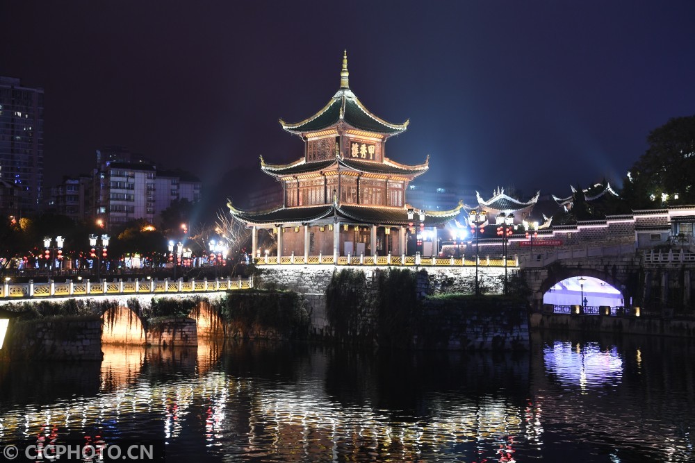 辛丑牛年春节将至,夜幕下的贵州省贵阳市甲秀楼灯光璀璨,流光溢彩