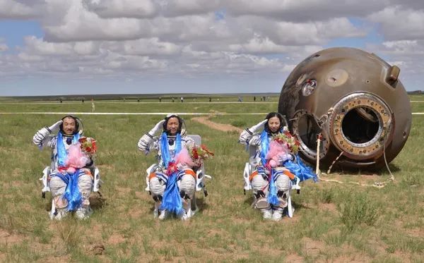 航天员景海鹏,陈冬搭乘神舟十一号飞船成功返回太空归来路漫漫探索